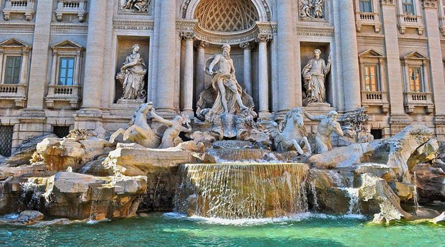 Roma quiere impedir que se detengan en la Fontana di Trevi ...