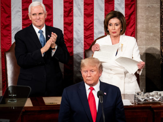 Nancy Pelosi rompe discurso de Donald Trump