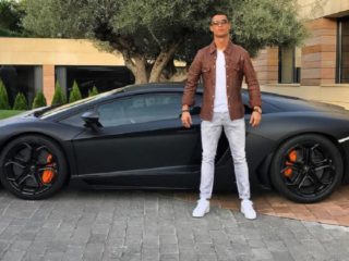 CR7 y su ostentoso Lamborghini Aventador.